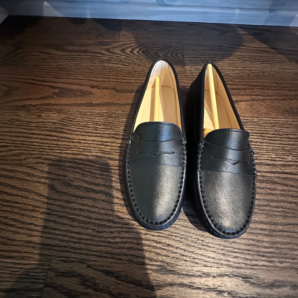 Tod’s Boys Classic Black Gommino driving Leather Loafers Size 33 or US 2